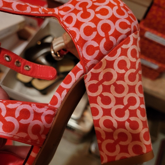 Coach signature fabric heels.  Size 5 - Picture 6 of 8